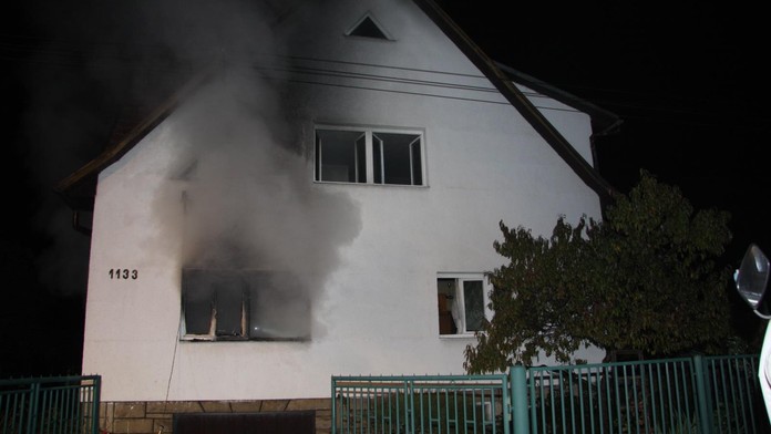 Seniorku vyhnaly v noci z domu plameny, obývák jí vyhořel!