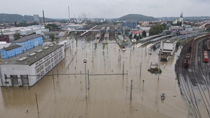 V důsledku rozsáhlých povodní je zastaven provoz na téměř 60 úsecích tratí po celém Česku
