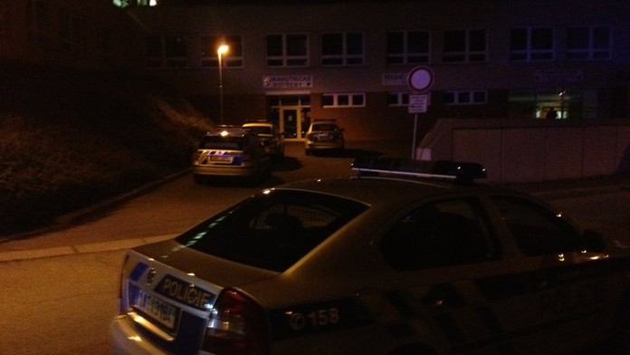 NAHLÁŠENÁ BOMBA vyhnala pacienty z Medic centra! Policisté evakuovali i čerstvě operované lidi!