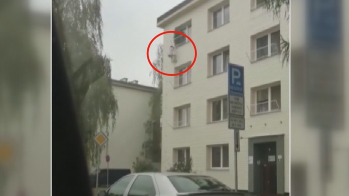 Pro rostlinu konopí vylezl muž do třetího patra po hromosvodu!