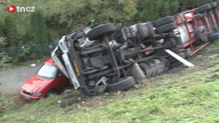 OPILÝ řidič kamionu NABOURAL do viaduktu! ZABLOKOVAL provoz z Brna do Svitav