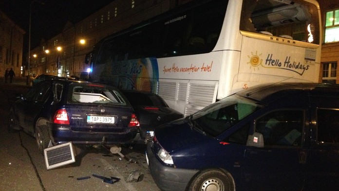 Špatně zabrzděný autobus projel náměstím a naboural 7 aut