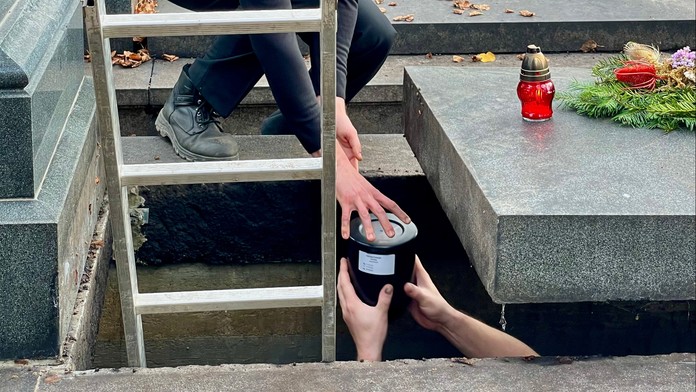 Lidé nemají na pohřby. Město jich 11 uložilo do společného hrobu