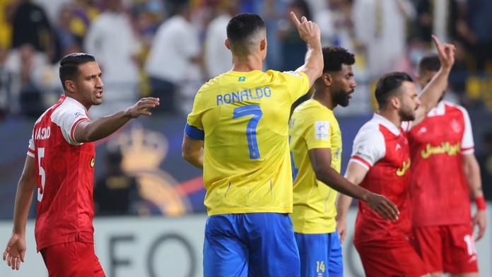 Cristiano Ronaldo v dresu Al Nassru signalizuje rozhodčímu, že nešlo o penaltu v zápase asijské ligy mistrů proti Persepolisu
