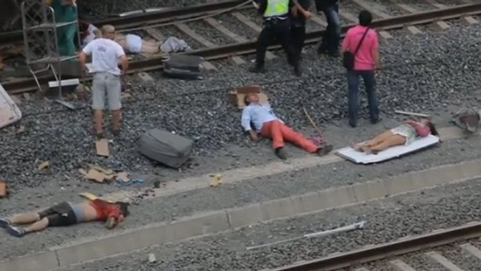 78 OBĚTÍ! Kolem nás ležela roztrhaná těla a plakali zranění, líčí svědci vlakové neštěstí