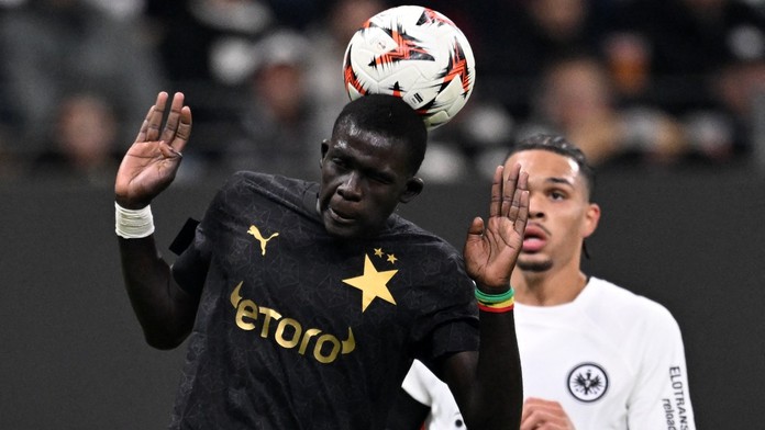 Slávistický bek El Hadji Malick Diouf v utkání Evropské ligy s Frankfurtem