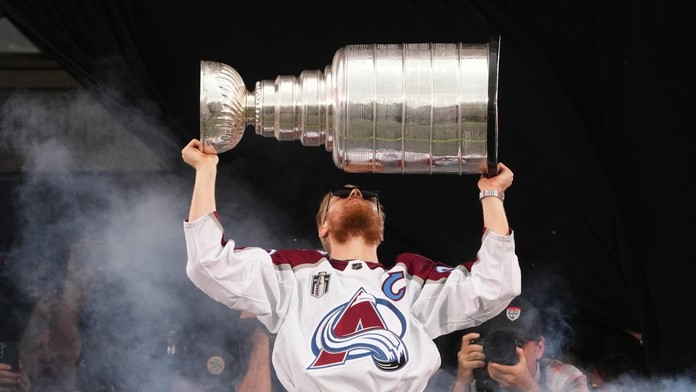 Bizár v NHL. Vítěz se málem nedočkal, Stanley Cup odvezli k sousedům