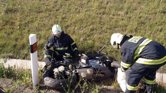 Motorkář se zabil u Chomutova, řidič toyoty u Tábora