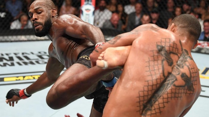 Jones dál zůstává šampionem UFC. Rozhodl ale jen jediný bod!