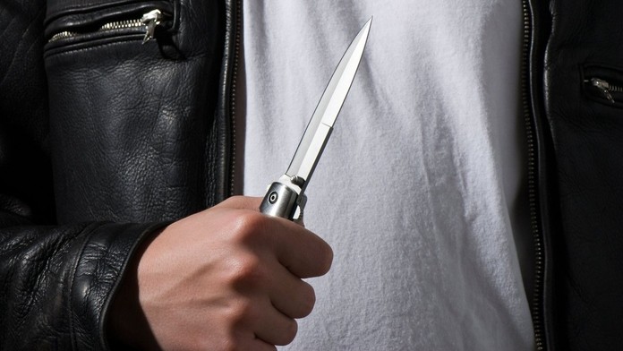 Tomáše za bílého dne napadli útočníci. Před očima 3leté dcery na něj vytáhli nůž