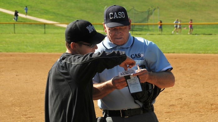 Softballové utkání narušili papoušci, jeden přistál sudímu na rameni