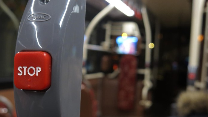 Agresorka v autobuse ohrožovala ženu s dítětem. Útočila nůžkami!