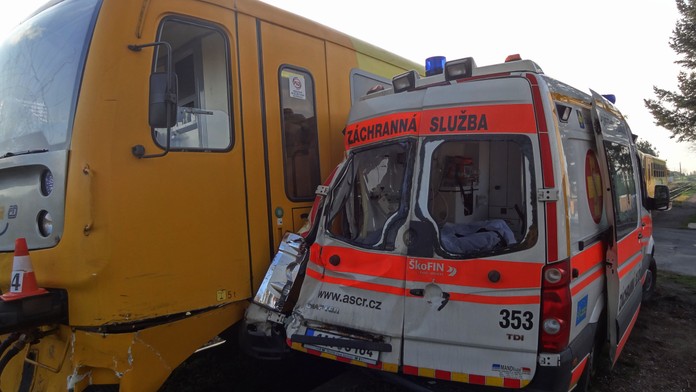 DĚSIVÉ FOTO: Sanitka se na Příbramsku srazila s vlakem na přejezdu!