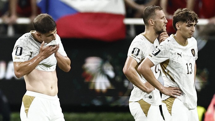Zklamaní čeští fotbalisté po prohře s Jižní Koreou