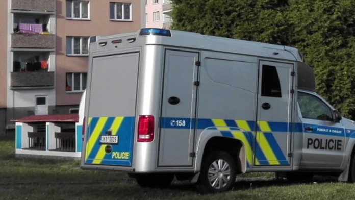 Agresor vzal v Chlumci na muže nůž! Po útoku utekl a skrýval se