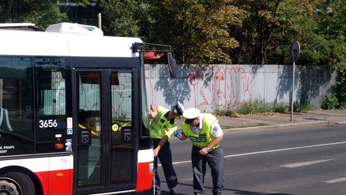 Holčička (2) se vyškubla opilému otci a vběhla do silnice. Srazil ji autobus