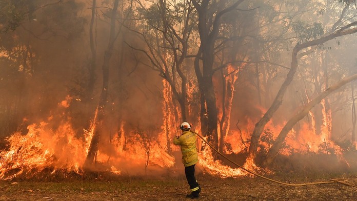 Požáry se vymkly kontrole. "Hned odejděte!" vyzvali hasiči obyvatele