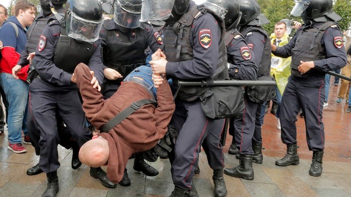Moskvané vyšli do ulic kvůli volbám, policisté jich stovky zadrželi!