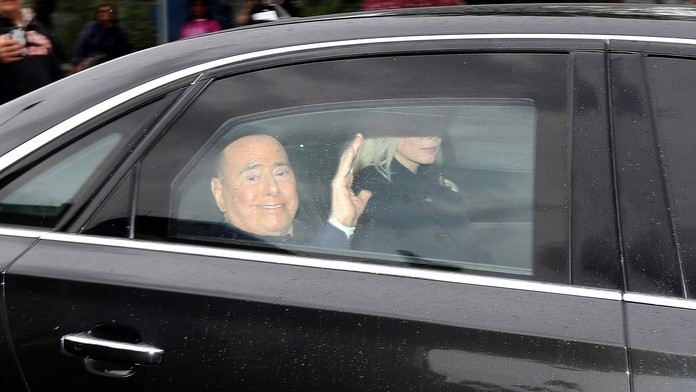 Silvio Berlusconi byl po šesti týdnech propuštěn z nemocnice