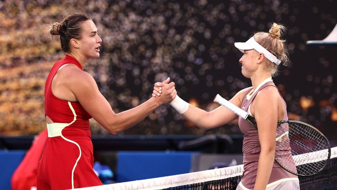 Aryna Sabalenková si podává ruku s Brendou Fruhvirtovou
