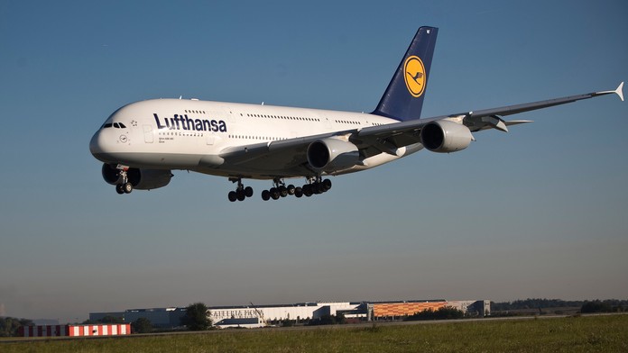 PALÁC VE VZDUCHU: Airbus A380 dosedl na Ruzyni! VIDEO