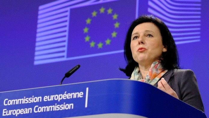 Skandál Facebooku řeší i v Bruselu. Jourová chce odpovědi