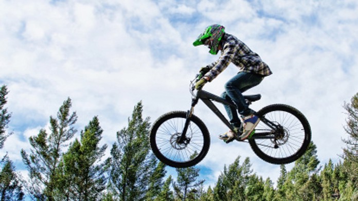 Cyklista (22) se zranil na kole, pak měl 5 TÝDNU EREKCI