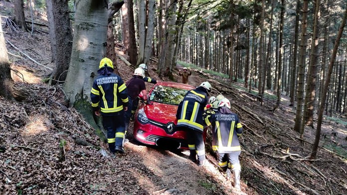 Českého seniora zavedla navigace do rakouských lesů. Museli pro něj hasiči
