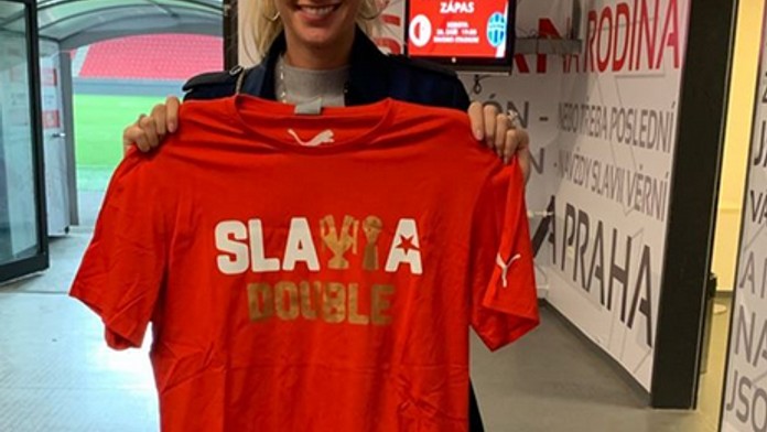 Kvitová zavítala na Slavii. Byla i v šatně a na závěr dostala dárek