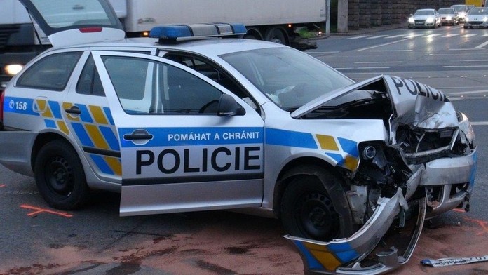 Policisté v Kladně nedostali přednost, srazili se s osobním vozem. Pět zraněných