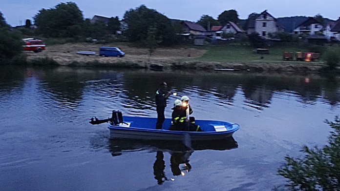 Vodák vyskočil z raftu na Sázavě, hledali ho a on pil v hospodě
