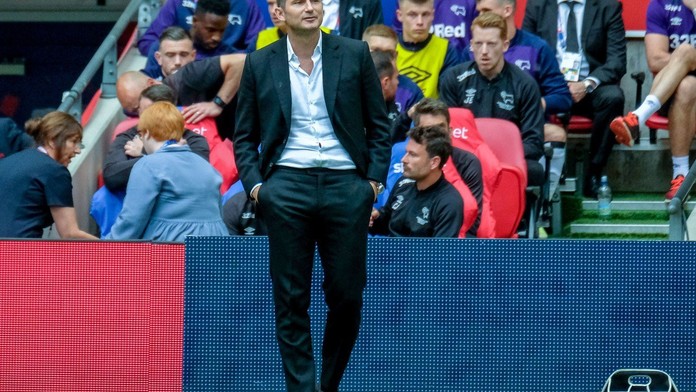 Lamparda posílá do Chelsea i legenda United: Potřebují tě!