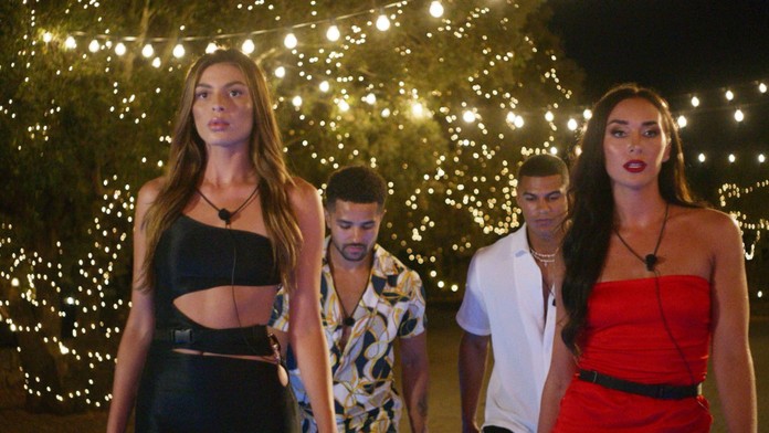 Lacey Edwardsová (vpravo) v reality show Love Island