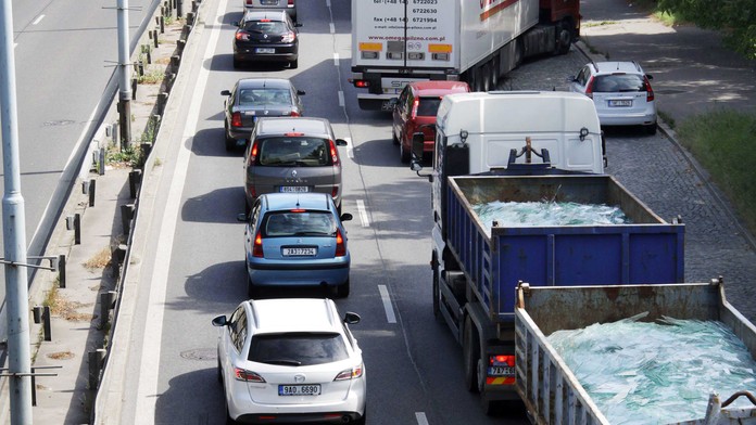 Na dálnici D11 se utrhla část krajnice. Místo je průjezdné s obtížemi