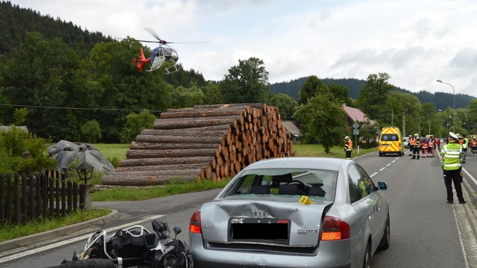 Motorka narazila zezadu do auta, spolujezdkyně ho přeletěla