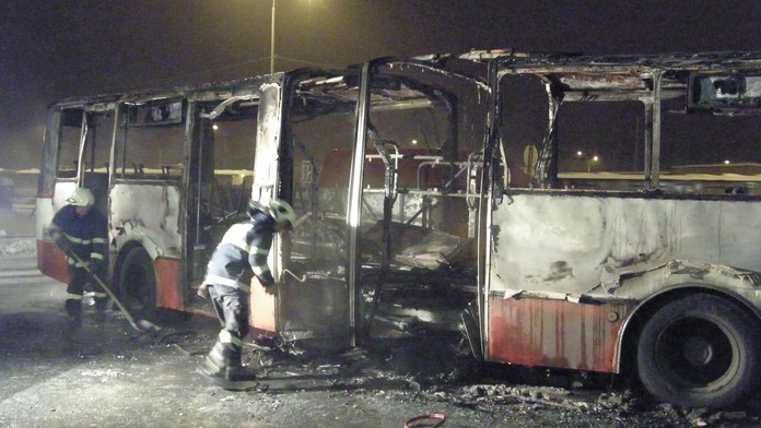 V pražské Krči shořel autobus přímo v zastávce