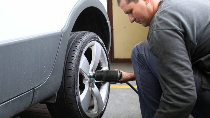 LETNÍ PNEUMATIKY: Kdy je čas přezout vaše auto na nové obutí?