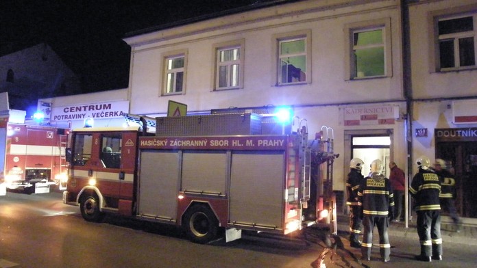 Perná noc hasičů. V Praze hořela vila, chata, balkon i komín