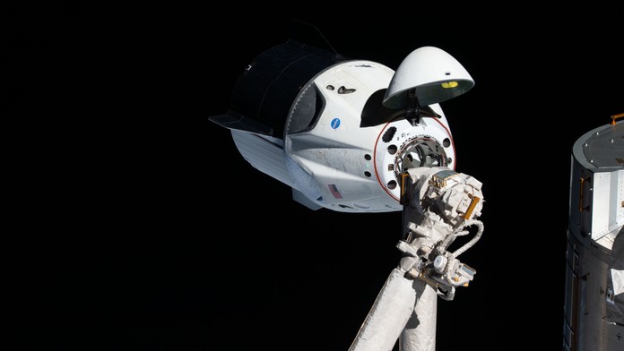 Nákladní loď přistála na ISS, přivezla astronautům vánoční dobroty i dárky
