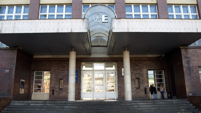 Odpoledne vybuchne bomba, tvrdil anonym! Evakuovali VŠE