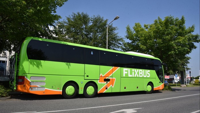 Dokouřím a jedeme dál. Řidič FlixBusu s rozbitým sklem pokračoval v jízdě