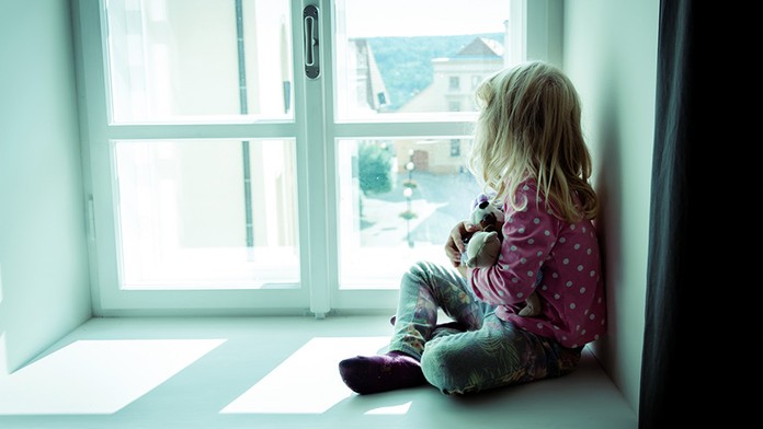 Holčičku (8) měla téměř celý život věznit matka! Nikdy neviděla les ani jiné děti