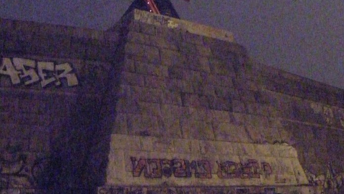 Mladík se vážně zranil pádem z metronomu na pražské Letné