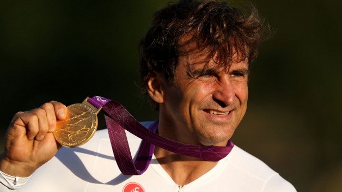 Alex Zanardi: Jezdil F1, pak přišel o nohy. Teď má zlato z paralympiády