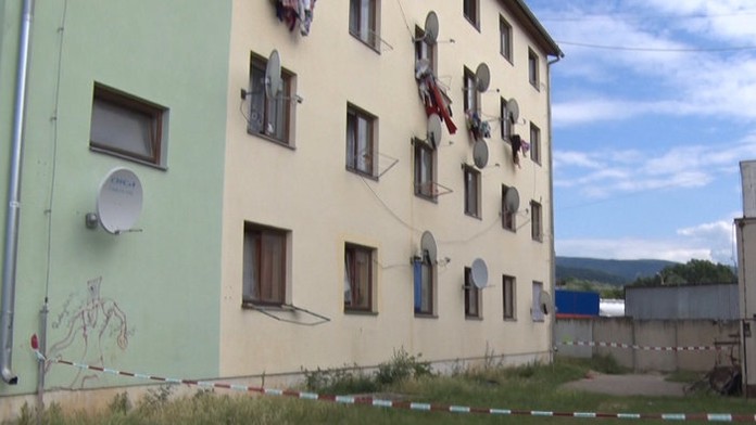 Chlapeček (1,5) vypadl z okna ve druhém patře, rodiče měli být opilí