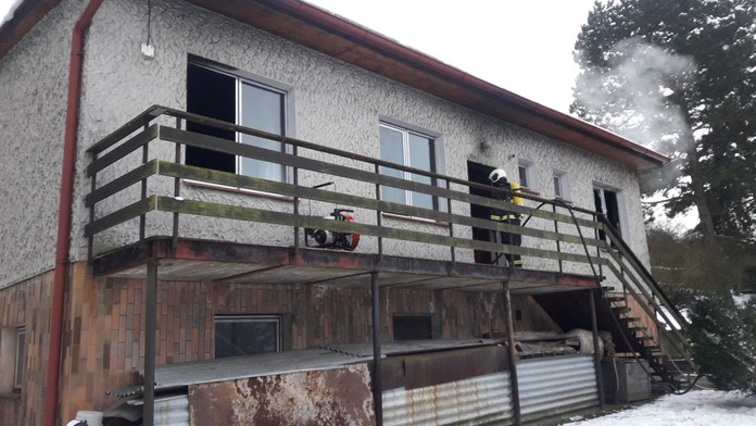 Nemohoucí ženě chytla od cigarety postel. Snažila se odplazit, zachránili ji hasiči