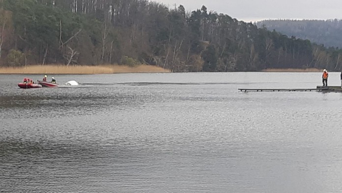 Na Mácháči se potápěla plachetnice, zoufalá posádka čekala na pomoc
