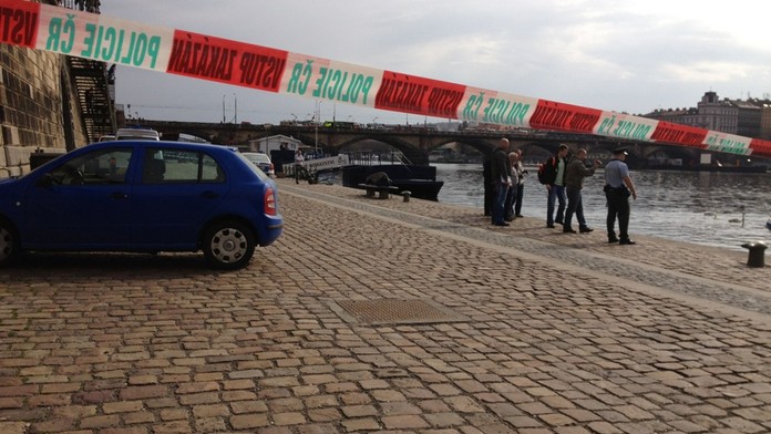 Hrůzný nález! Ve Vltavě u Tančícího domu plavalo lidské tělo