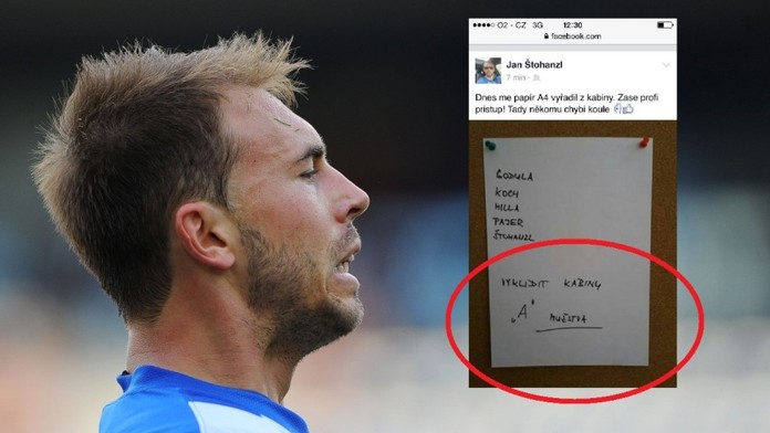 Takhle vypadá vyhazov? Fotbalistu čekal drsný vtípek na nástěnce