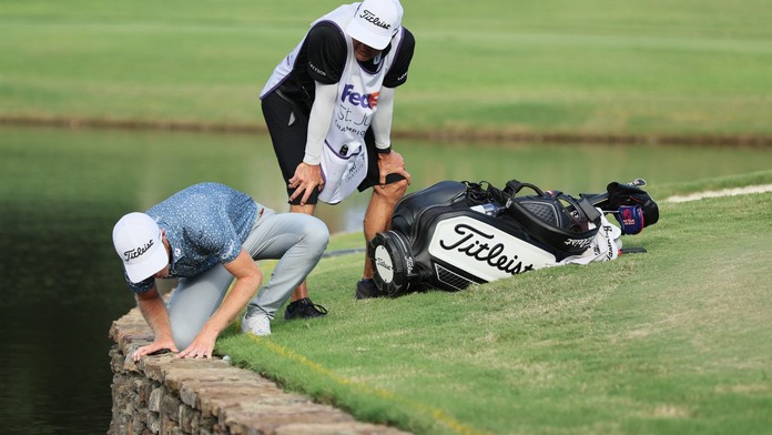 Jak se tam mohl míček udržet? Golfista pobavil šťastným úderem